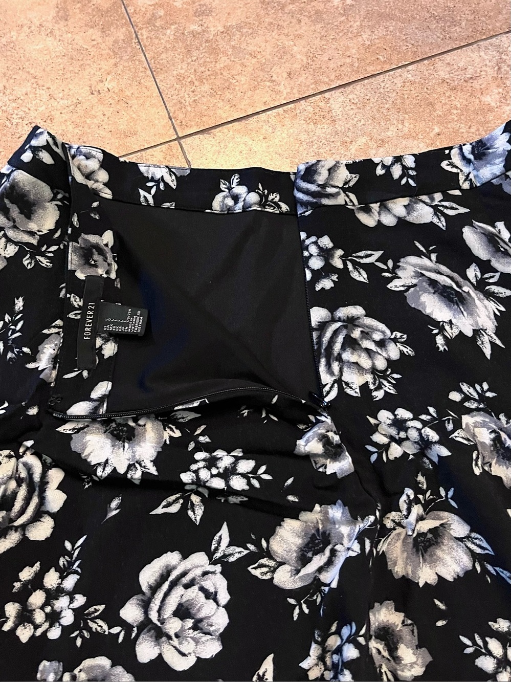 Forever 21 Black White Rose Floral Skater/Mini Skirt Large L - Picture 6 of 10
